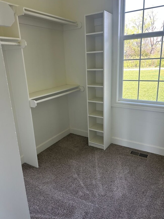 Building Photo - 4 bedroom house with a beautiful view!! **...