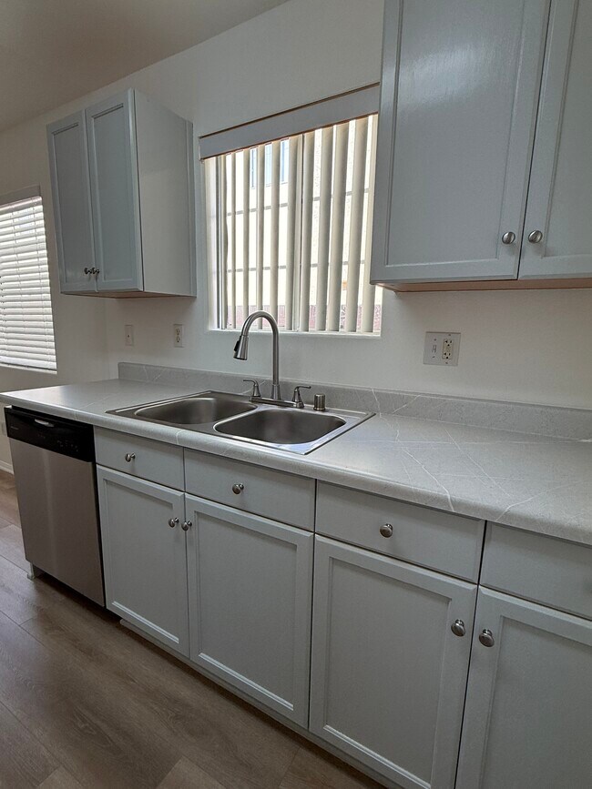 Building Photo - 1211 W 164th St