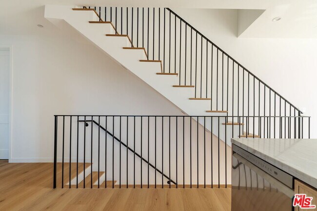 Building Photo - 6765 Lexington Ave