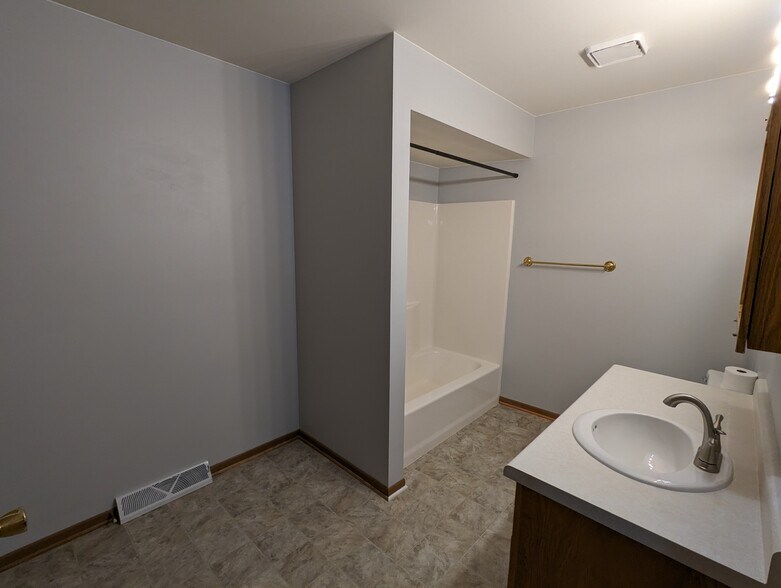 Building Photo - 3349 S 113th St