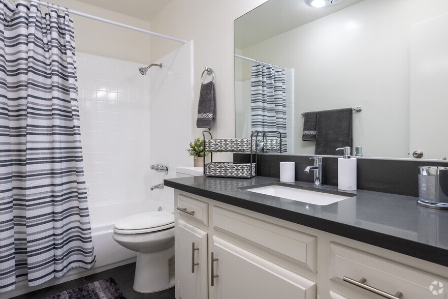 1BR, 1BA - 875SF - Malibu Apartments