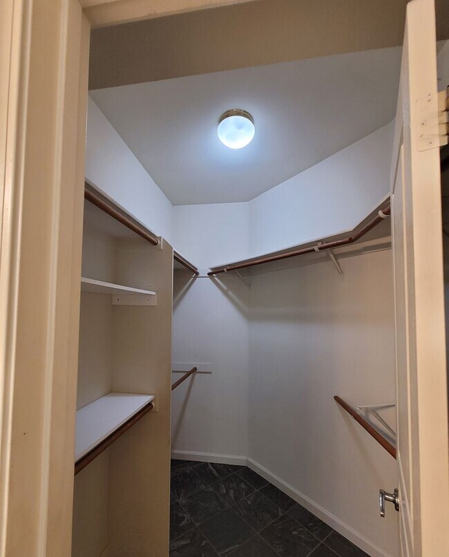 Building Photo - 1095 Crescent Dr
