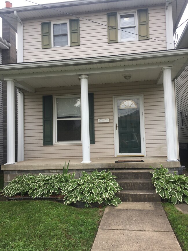 Primary Photo - 2025 Meighen Ave