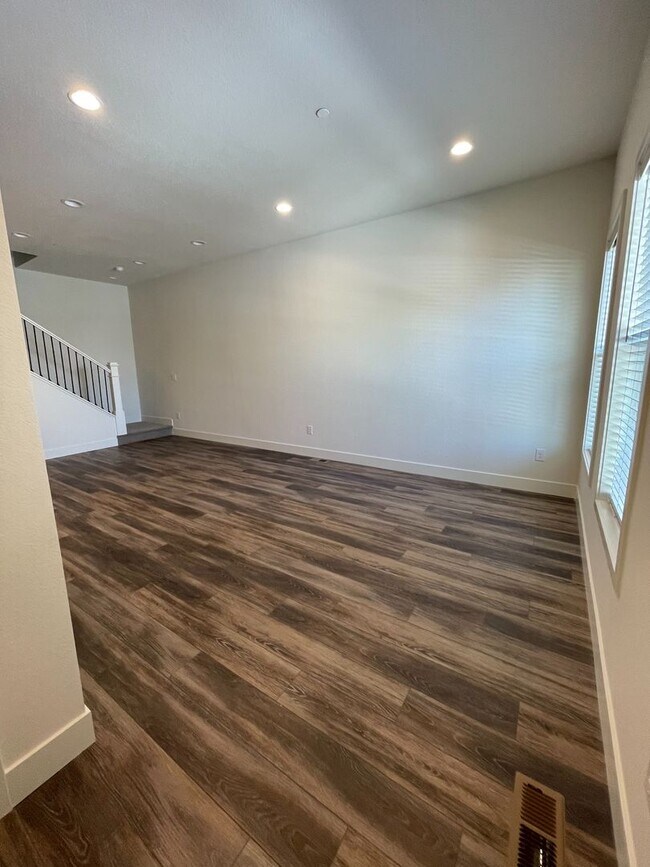 Building Photo - 3bed/3.5bath Townhouse in Downtown Superior - Available August!