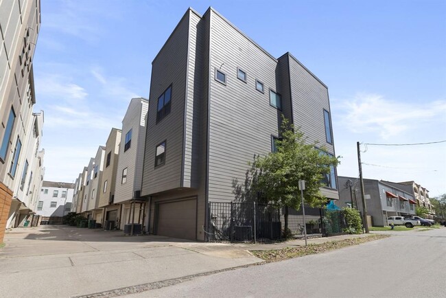 Building Photo - 5122 Lillian St