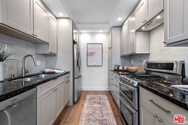 Building Photo - 3516 Vía Dolce