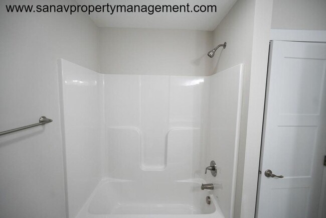 Building Photo - Family-Friendly Ranch Home with 3 Car Gara...