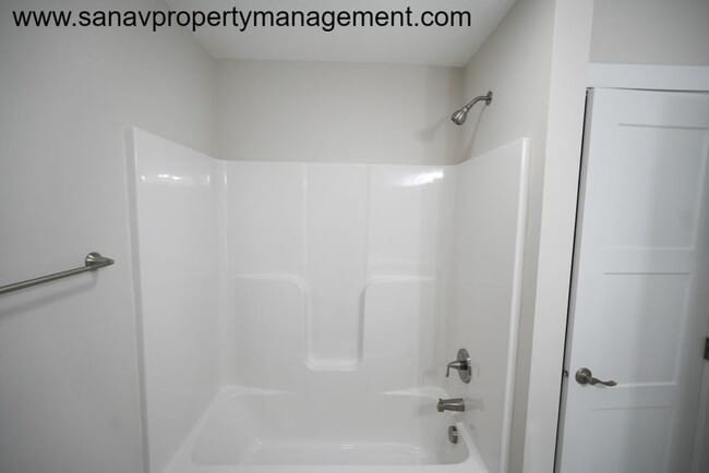 Building Photo - Stunning Single Family Home in Norwalk!