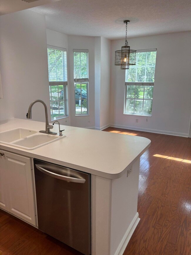 Building Photo - 140 Day Lily Dr