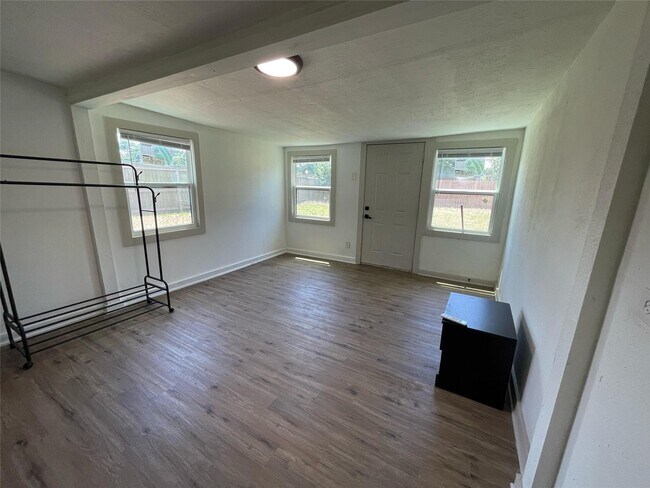 Building Photo - 411 Guyer St