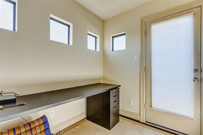 Building Photo - Bright and spacious townhome with a beautiful rooftop terrace to relax.