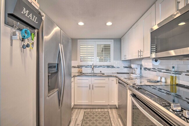 Building Photo - 6105 Sea Ranch Dr