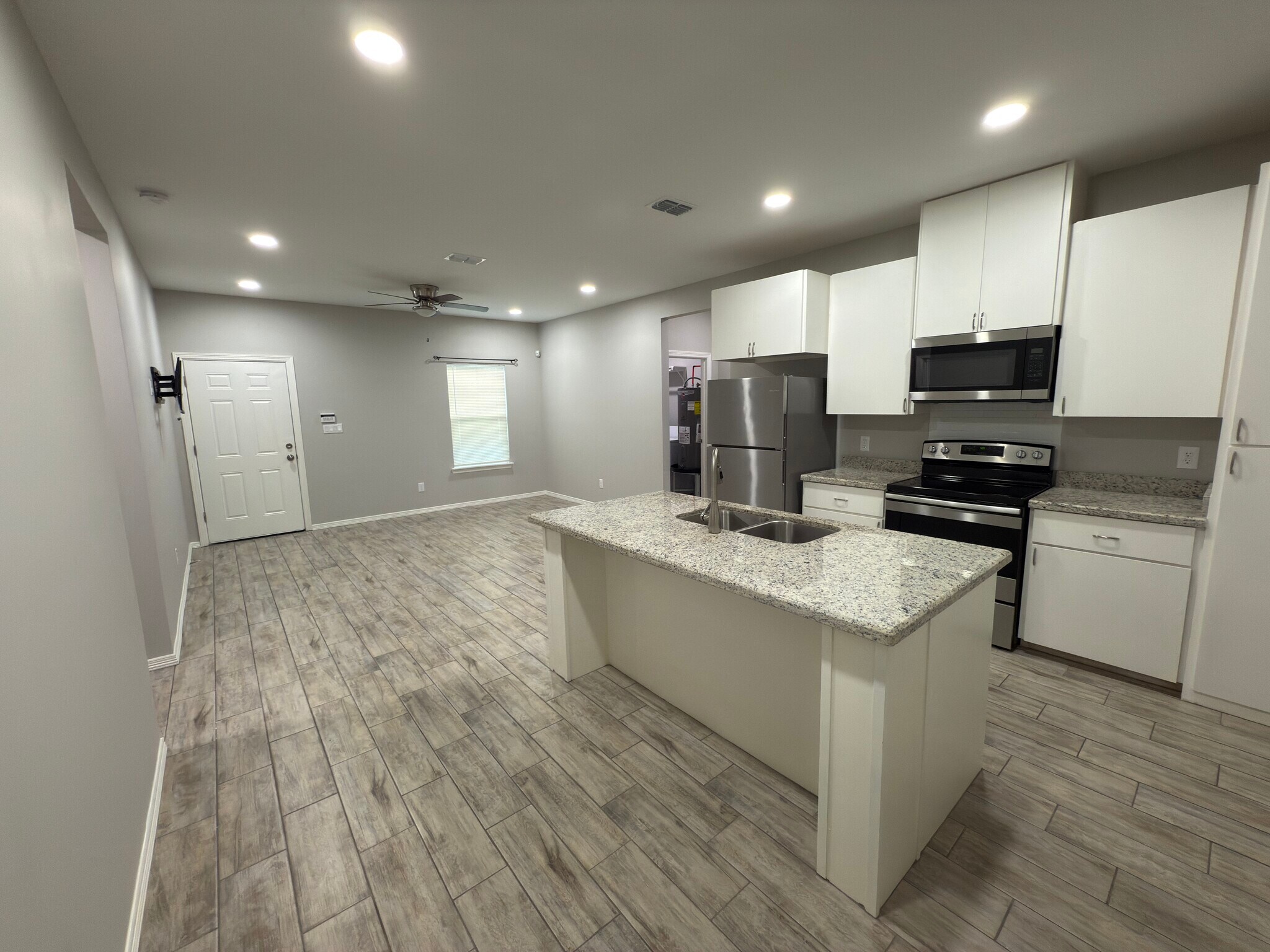 Building Photo - 1404 W Heritage Dr