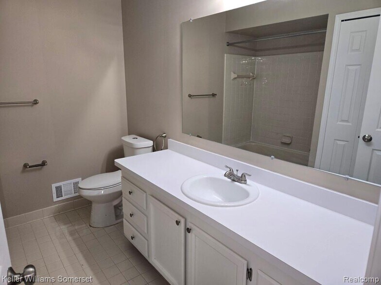 Building Photo - 71 Meadow Wood Dr