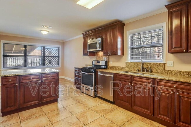 Building Photo - 2135 Baywood Dr