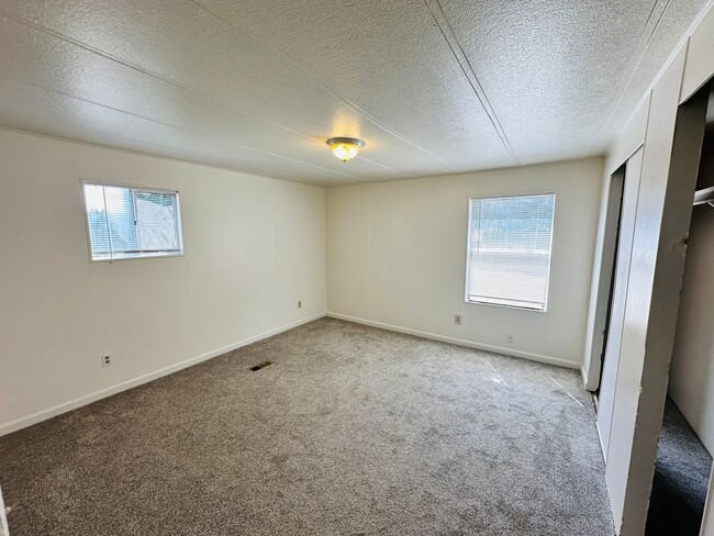 Building Photo - 14014 NE 70th Ave