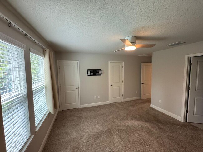 Building Photo - Beautifully maintained 3-bedroom, 2.5-bath townhome