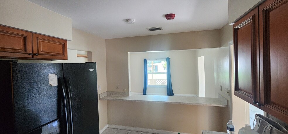 Building Photo - 303 Floral Dr