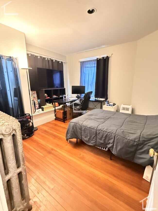 Building Photo - Amazing Value! Brighton 3-bed/1-bath; Great Location on the B and D Lines