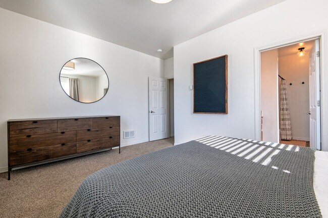Building Photo - Fully Furnished 2 BR Townhouse in Driggs with Attached Garage