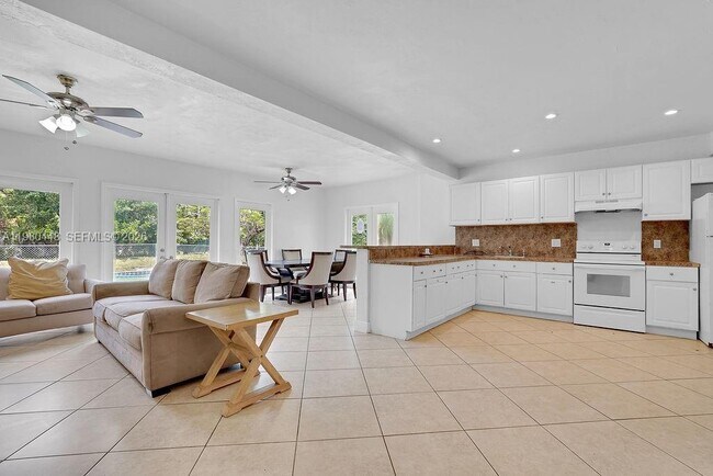 Building Photo - 2417 Pierce St