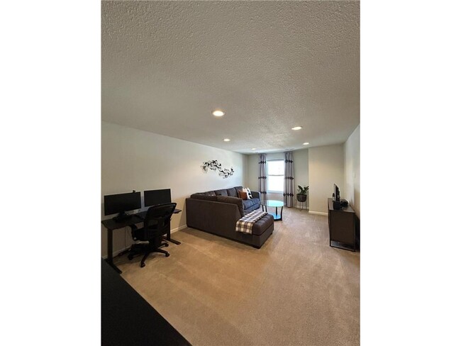 Building Photo - 5785 Urbandale Ln N