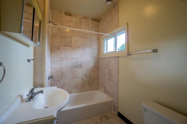 Building Photo - Apartment with Hardwood Floors Near Food C...