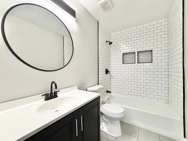 Building Photo - Awesome Remodel with 1 Car Garage!