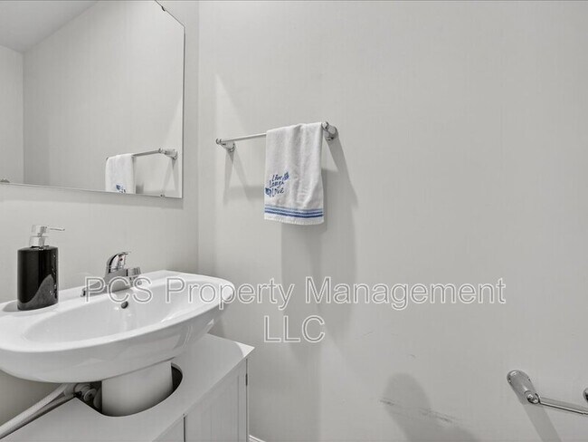 Building Photo - 4905 Gerald Dr