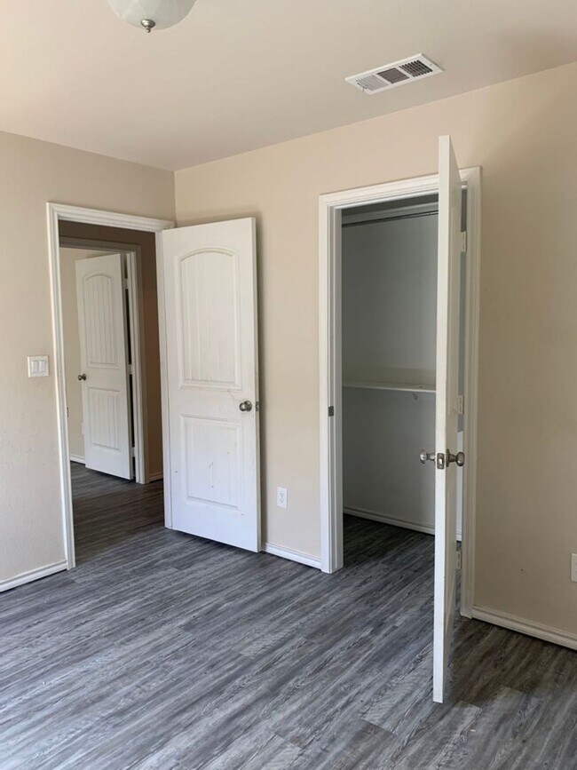 Building Photo - House For Lease in Odessa