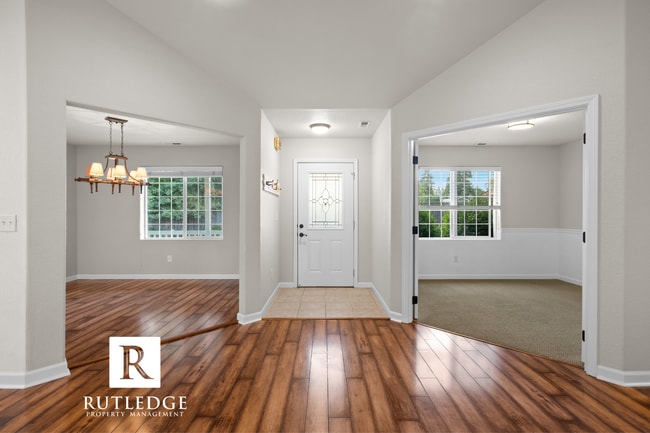 Building Photo - 3 Bedroom + Office in Central Point!