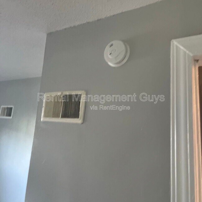 Building Photo - 2110 Fremont Ave N