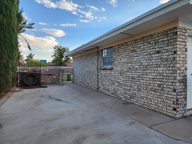 Building Photo - 10404 Byway Dr