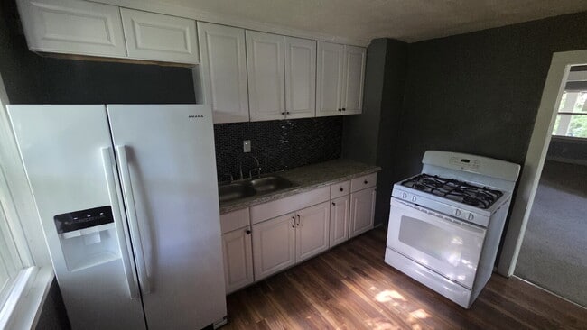 Building Photo - "2-Bedroom with Air Conditioning!"