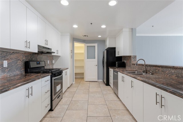 Building Photo - 5350 White Oak Ave