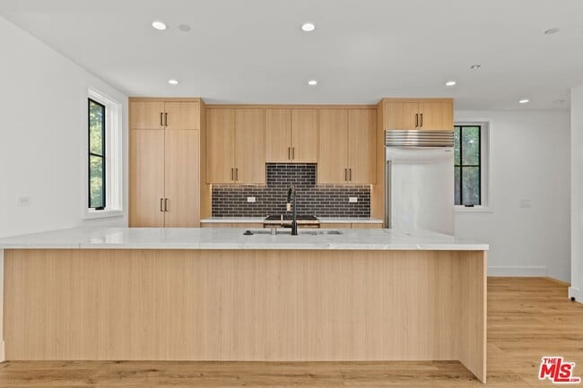 Building Photo - 14378 Ventura Blvd