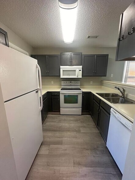 Building Photo - 102 Lullwater Dr
