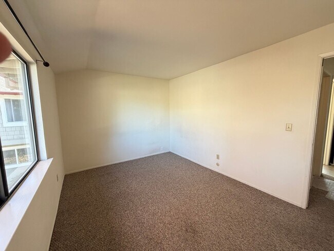 Building Photo - Upgraded Townhome For Rent in Central Live Oak Location