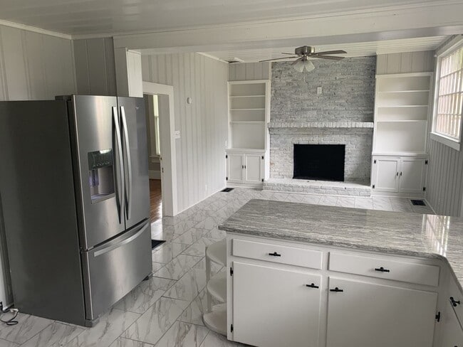 Building Photo - Charming historical home