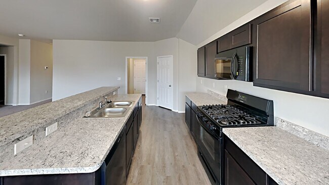 Building Photo - Very Nice 4 Bedroom 2 Bath Home in Yukon Schools