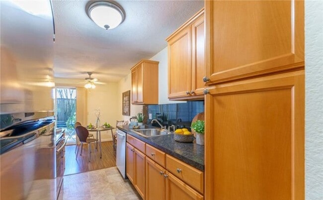 Building Photo - Beautiful 2 bedroom Condo in Kirkland!!