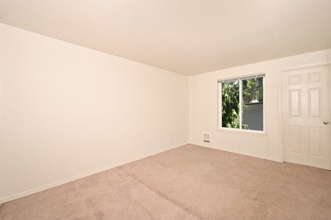 Building Photo - Large 2 Bedroom Condo in Bellevue - Near M...