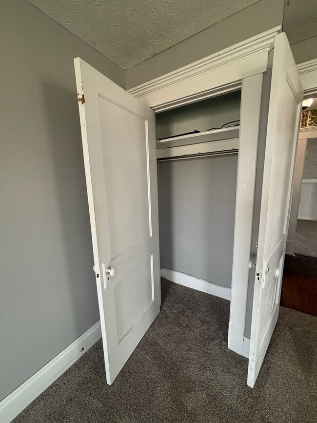 Building Photo - 4 Bedroom, 2 Bathroom House