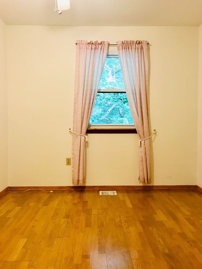 Building Photo - Beautiful 3-Bed/2.5-Bath Townhome in Aston...