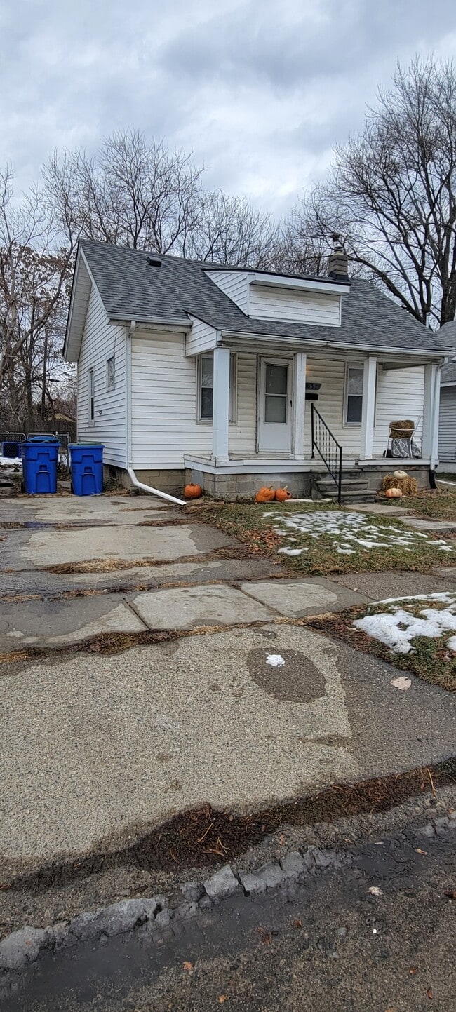 Building Photo - 8057 Meadow Ave