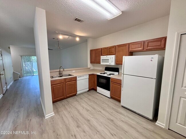 Building Photo - 369 Scrub Jay Dr