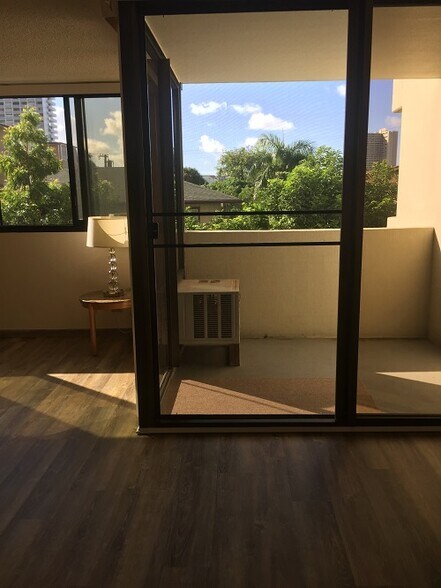 Building Photo - 1571 Piikoi St