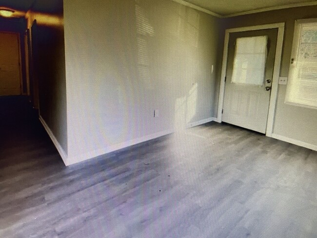 Building Photo - 3 bedroom 1 Bathroom