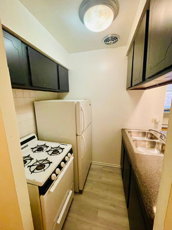 Building Photo - 535 W Briar Pl