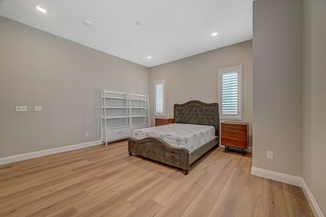 Building Photo - Mira Villa